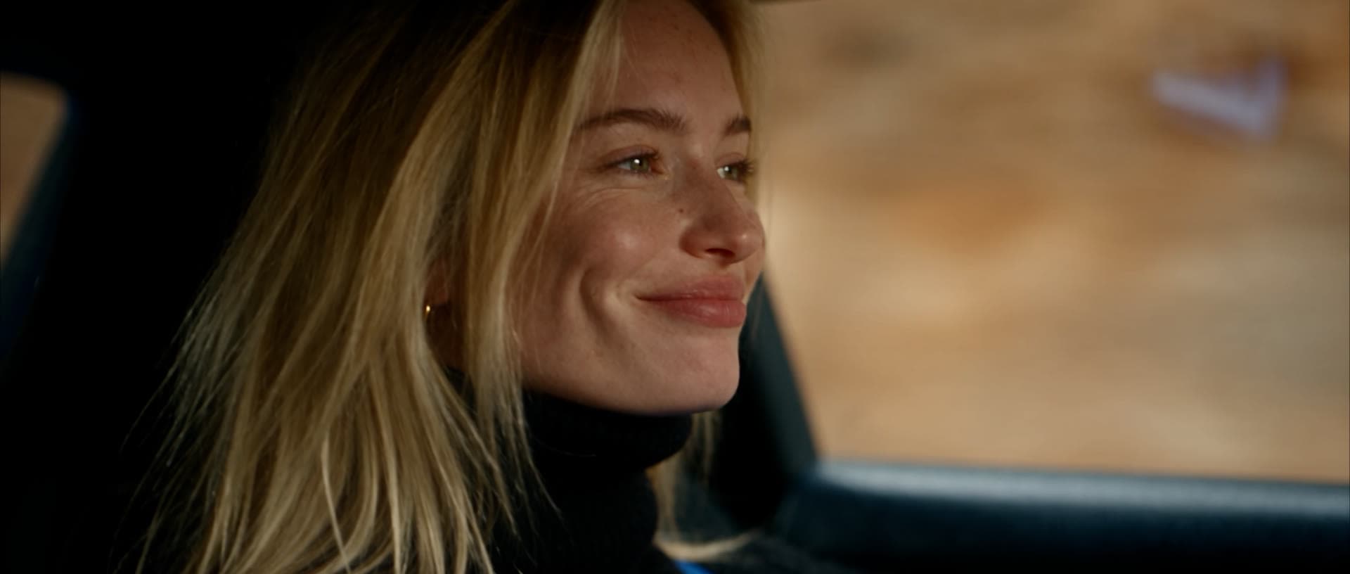 Une conductrice sourit au volant de la R8 Gordini