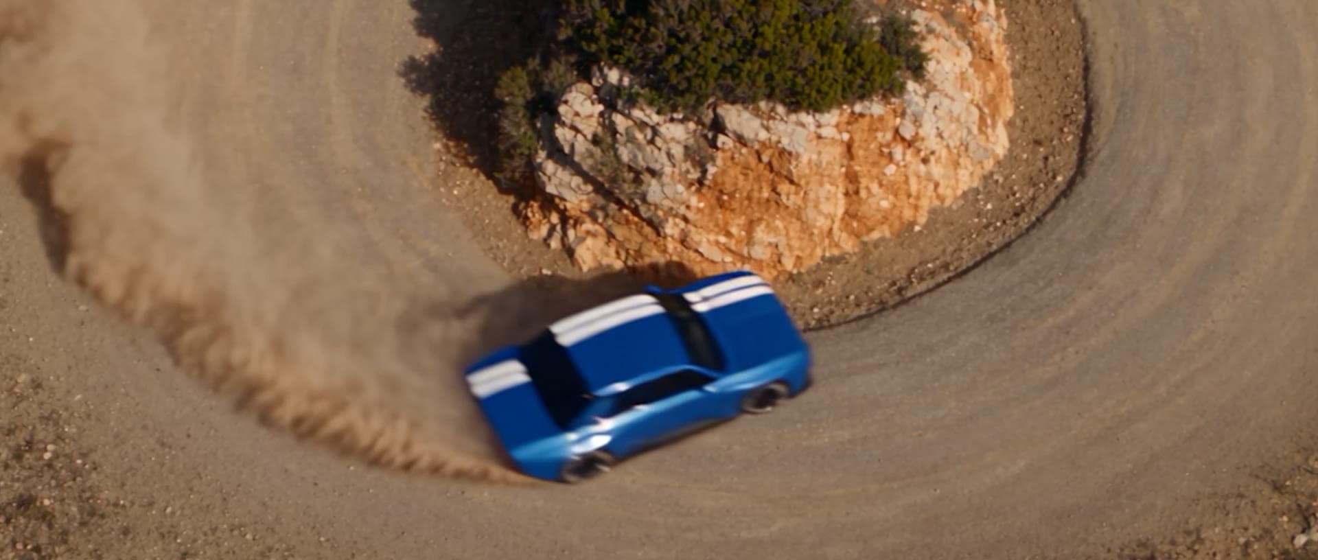 Vue aérienne de la R8 Gordini en dérapage dans une épingle de terre