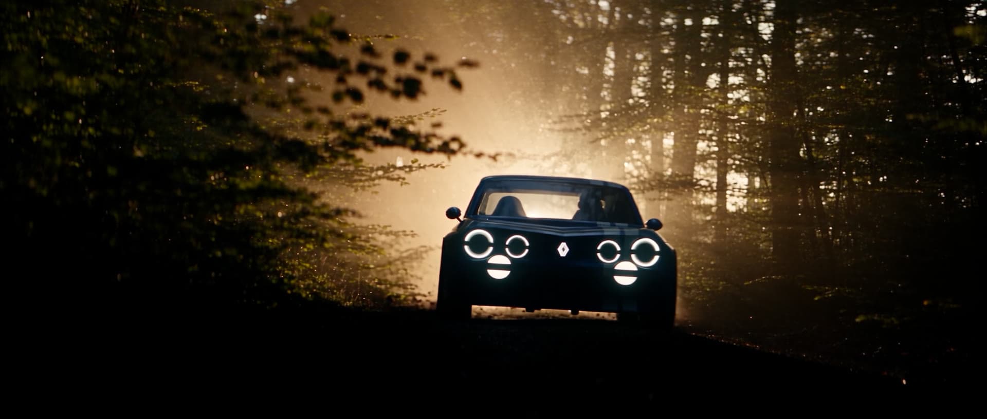 La R8 Gordini allume ses quatre phares ronds dans une forêt au crépuscule
